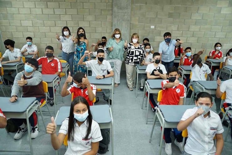 La titular de la cartera Educativa entregó las obras de mejoramiento de la Escuela Normal Superior La Hacienda y la Institución Educativa José Martí.