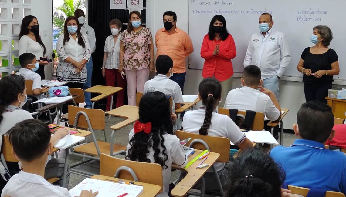 Viceministra Constanza Alarcón acompañó el regreso a la presencialidad en Neiva Viceministra Constanza Alarcón acompañó el regreso a la presencialidad en Neiva