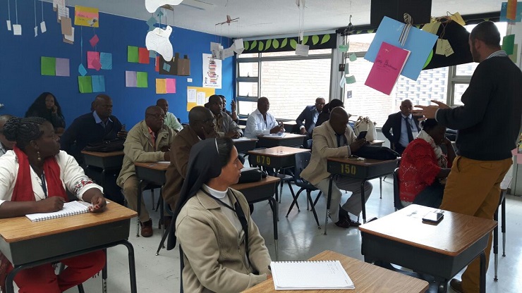 En un salón de clase, rectores del Chocó reciben capacitación de rectores de Uncoli