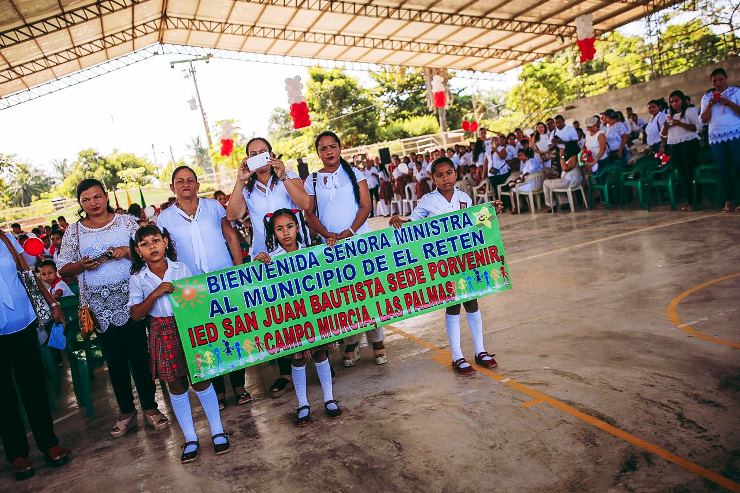 niños de la institucion educativa San Juan Bautista reciben a la Ministra Giha