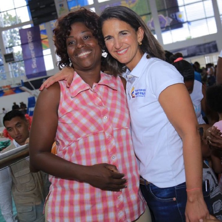 Ministra Yaneth Giha con maestra beneficiada de becas a la excelencia docente