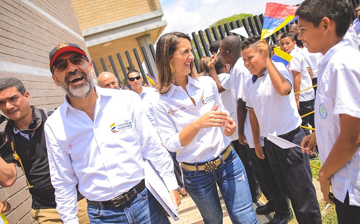 Ministra de Educación y Ministro de Vivienda saludan estudiantes del megacolegio Llano verde