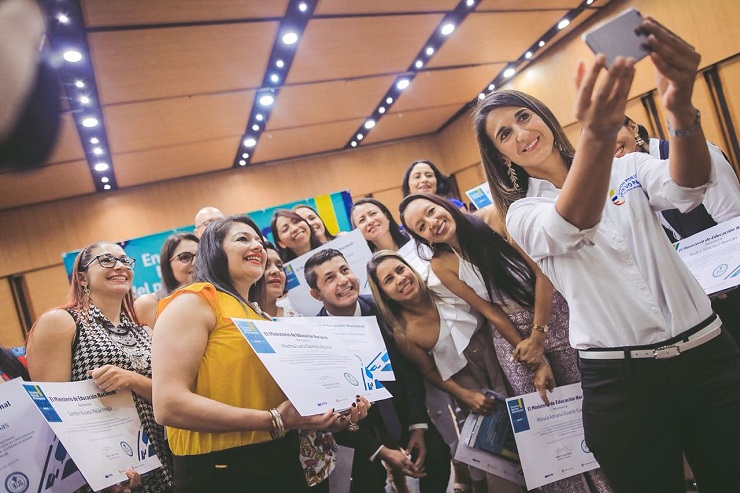 El auditorio de la Universidad Autónoma de Bucaramanga fue el escenario donde la titular de la Cartera Educativa sostuvo un encuentro con un grupo de educadores beneficiados del Programa de Becas a la Excelencia Docente.