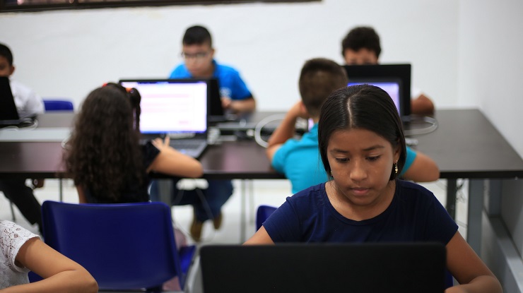 Estudiante presentando prueba de Supérate con el Saber