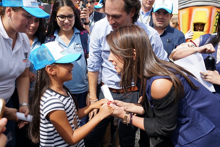 Ministra María Victoria Angulo acompaña al alcalde de Medellín en la búsqueda activa en Medellin en búsqueda activa