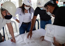 Durante un acto simbólico, la gerente del Ffie, Adriana González, en compañía del Secretario de Educación de Quibdó, Elvis Córdoba Arango, pusieron la primera piedra de los proyectos.