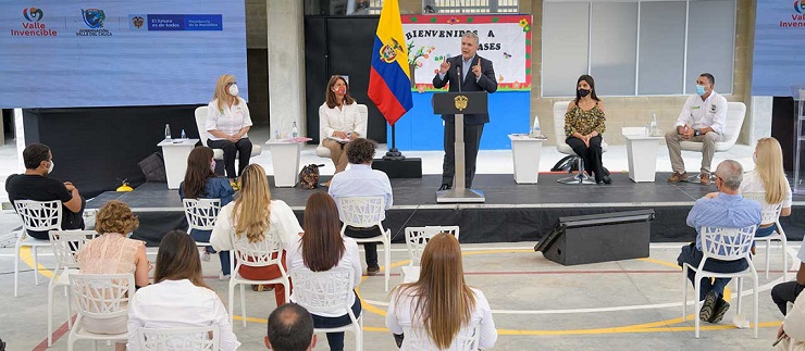 No hay un Gobierno que haya entregado 12.000 aulas en un periodo como lo hará este Gobierno. Este es nuestro compromiso con la educación de Colombia.