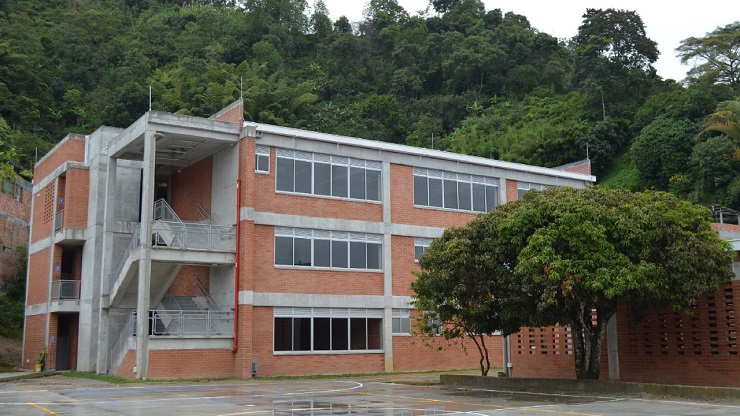 Las obras de ampliación del Colegio Francisco de Paula Santander incluyeron la entrega de 27 aulas nuevas para básica y media.