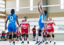 Imagen de docentes practicando voleibol