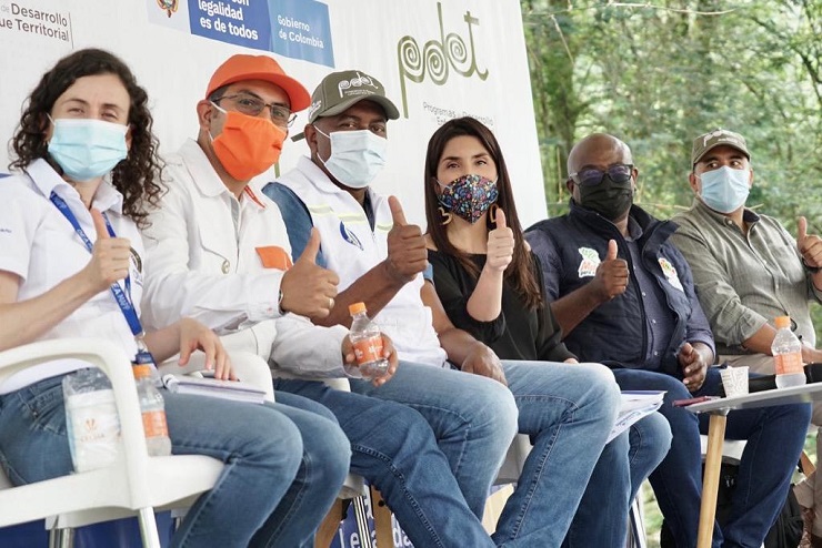 La ministra de Educación, María Victoria Angulo, llegó hasta Suárez, en el departamento del Cauca, para conocer el avance de las obras de la pavimentación de 10,2 Km entre la Vía Suárez – Betulia.