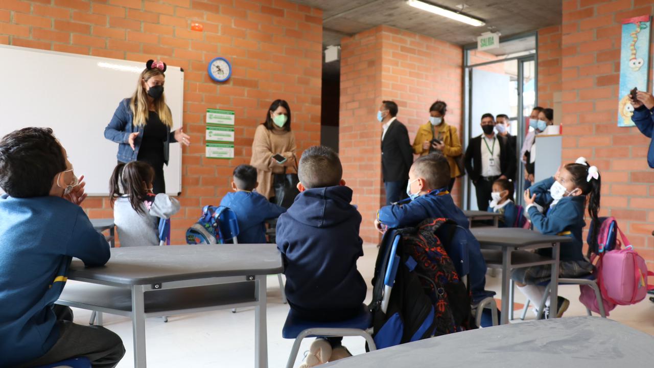 Andrea Suárez visita a estudiantes de Zipaquirá