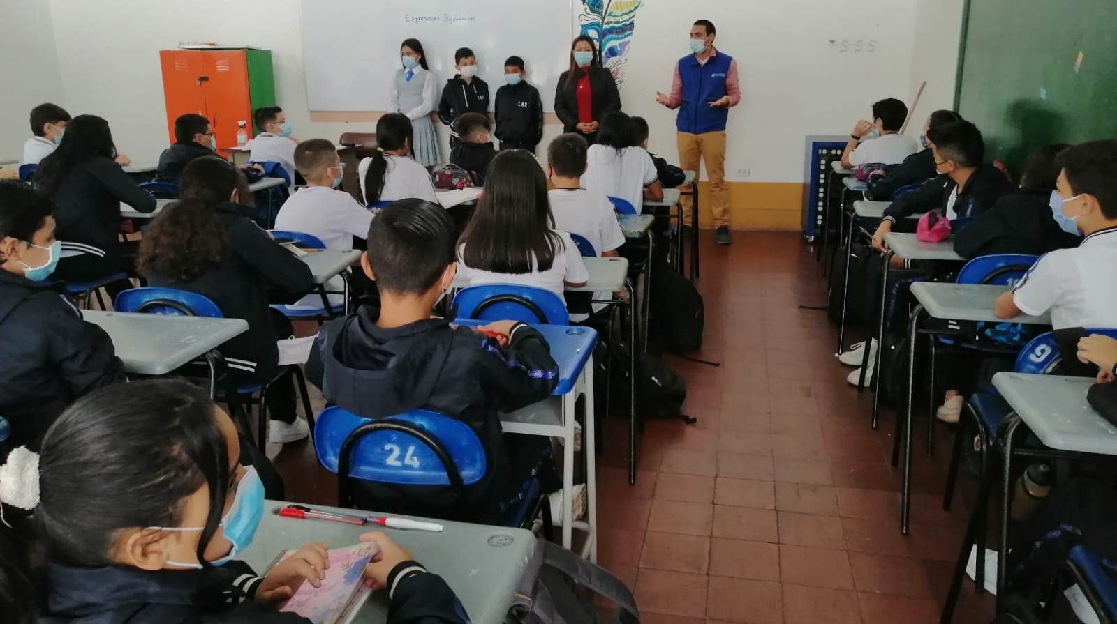 Jaime Vizcaíno visita una institución educativa de Fusagasugá