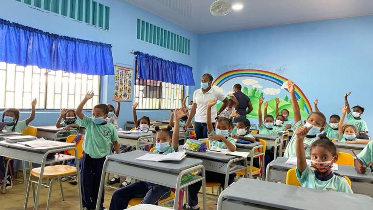 Estudiantes de San Andrés ya están de nuevo en sus aulas
