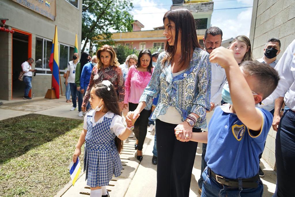 Ministra de Educación recorre las nuevas instalaciones de la institucion educativa Ciudad de Itagüí