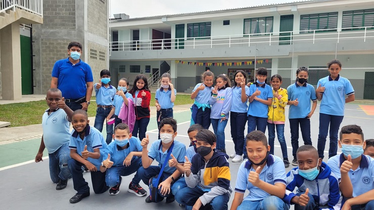 Niños y jóvenes que se beneficiarán con la entrega de las obras de la Institución Educativa Antonio José Camacho, sede República del Perú, en Cali
