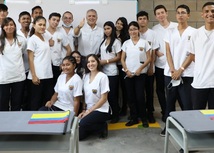 Presidente Iván Duque reunido con estudiantes en la entrega del colegio Ciudad de las Acacias en Girardot.