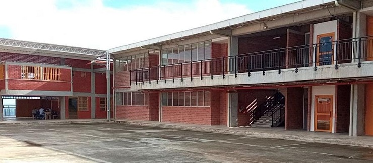 Vista interna de las obras de la Institución Educativa Santa Teresita en San José, Caldas