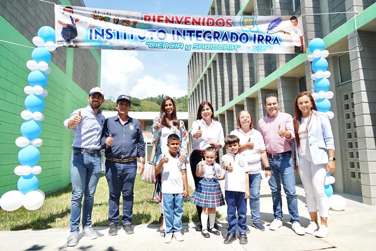 Foto general de los asistentes a la entrega de la Institución Educativa Integrado Irra de Quinchía (Risaralda)