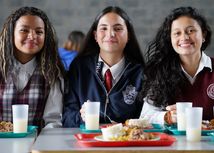Foto general de estudiantes mujeres almorzando en comedor