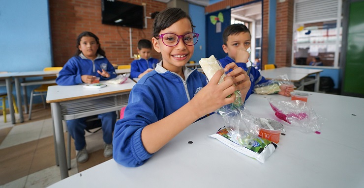 Niños en comedor escolar consumiendo alimentos del PAE