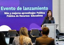 Foto de la Ministra de Educación presentando la nueva política pública de recursos educativos