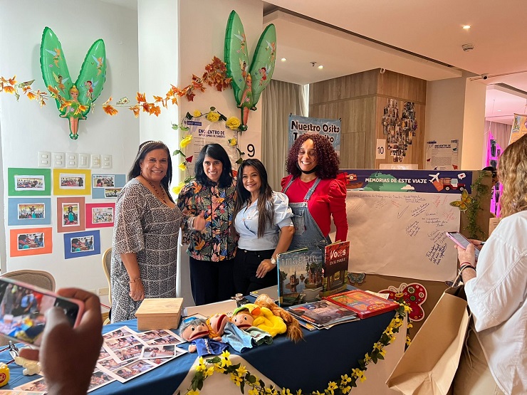 Docentes con la viceministra de educcación preescolar, básica y media Constanza Alarcón en Barranquilla durante el Encuentro de Saberes 2022