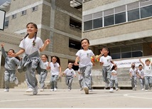 Grupo de estudiantes de la IE Fray Julio Tobón Betancur corriendo felices por la entrega de su nuevo colegio