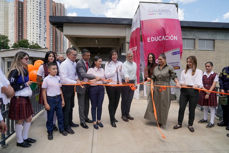 La primera dama, María Juliana Ruiz, entrego las nuevas instalaciones de la Institución Educativa Alejandro Vélez Barrientos, sede Alto de las Flores