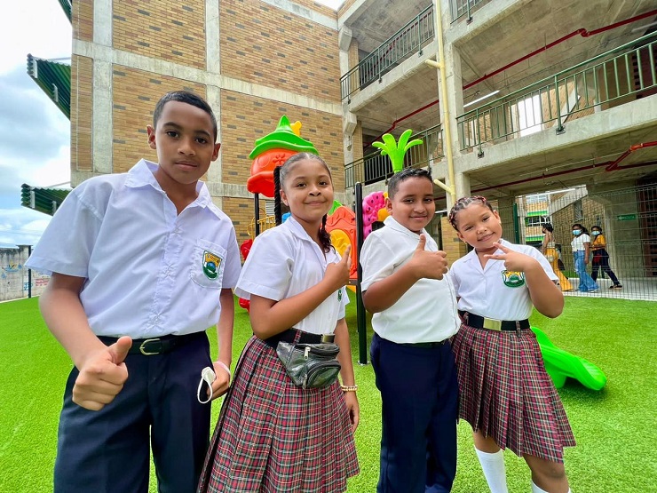 Niños y niñas sonrientes por la nueva infraestructura educativa en Toluviejo