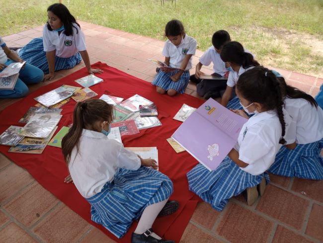 Imagen de niños estudiantes leyendo un libros