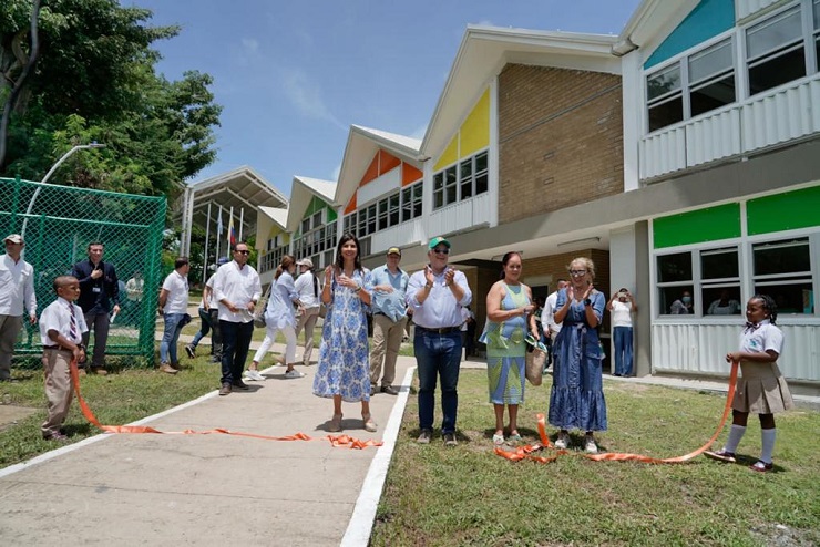 Presidente Iván Duque junto a la ministra de Educación en la entrega de obras de la sede principal del centro Educativo Bomboná de Providencia