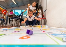 Niños de primera infancia jugando en salón de clase.