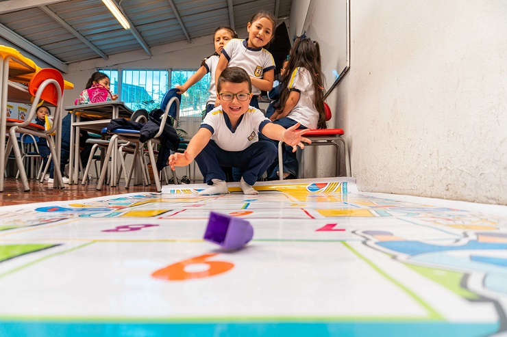 Niños de primera infancia jugando en salón de clase.