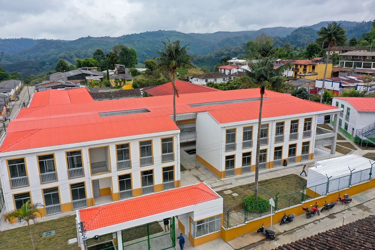 Gobierno nacional finaliza y pone al servicio de la comunidad las obras de ampliación y mejoramiento de cuatro colegios en Manizales, Buga, Pasto y Salento