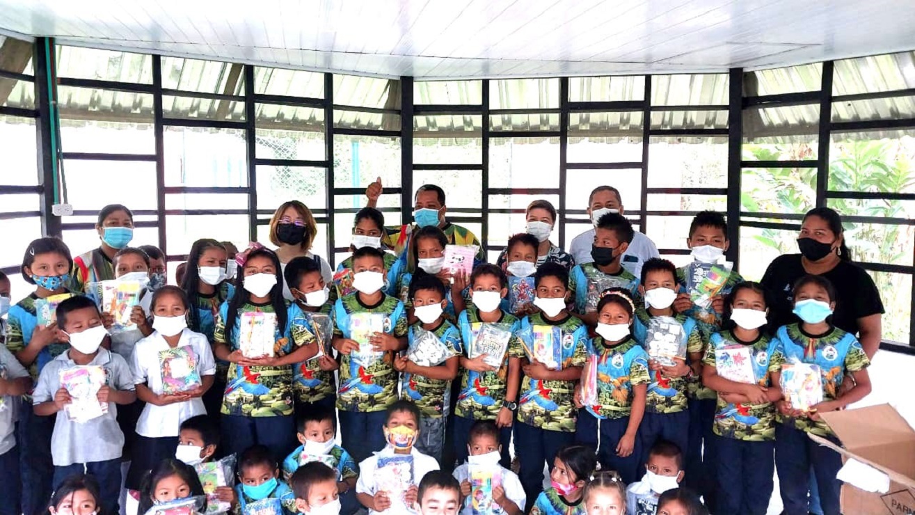 Niños del Amazonas beneficiarios con los kits escolares