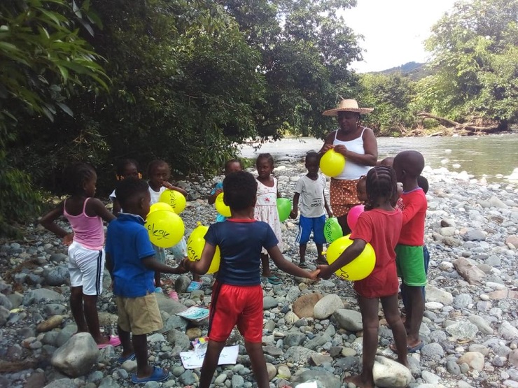 Niños jugando en río