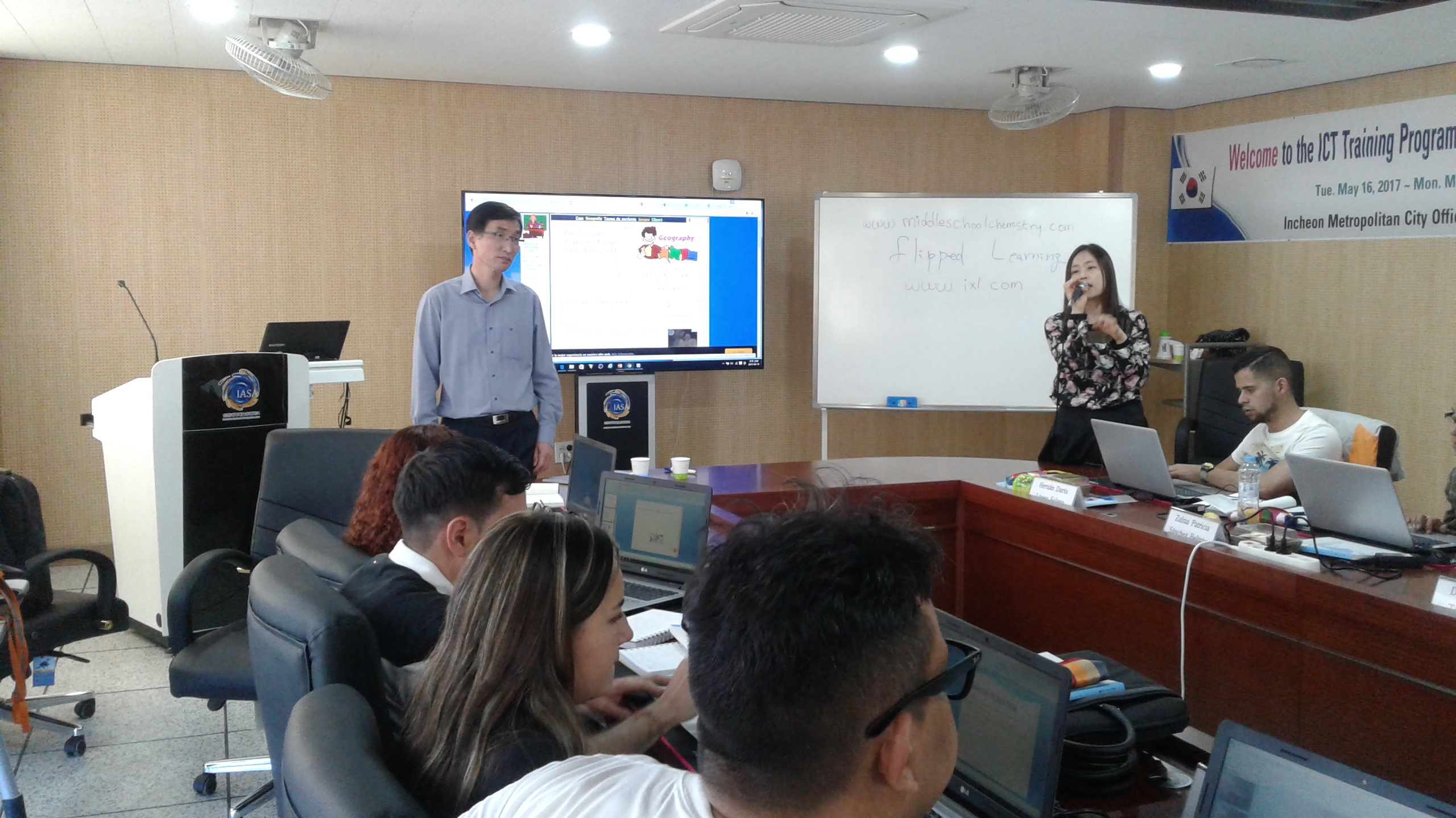 Grupo de docentes en auditorio Corea 2017