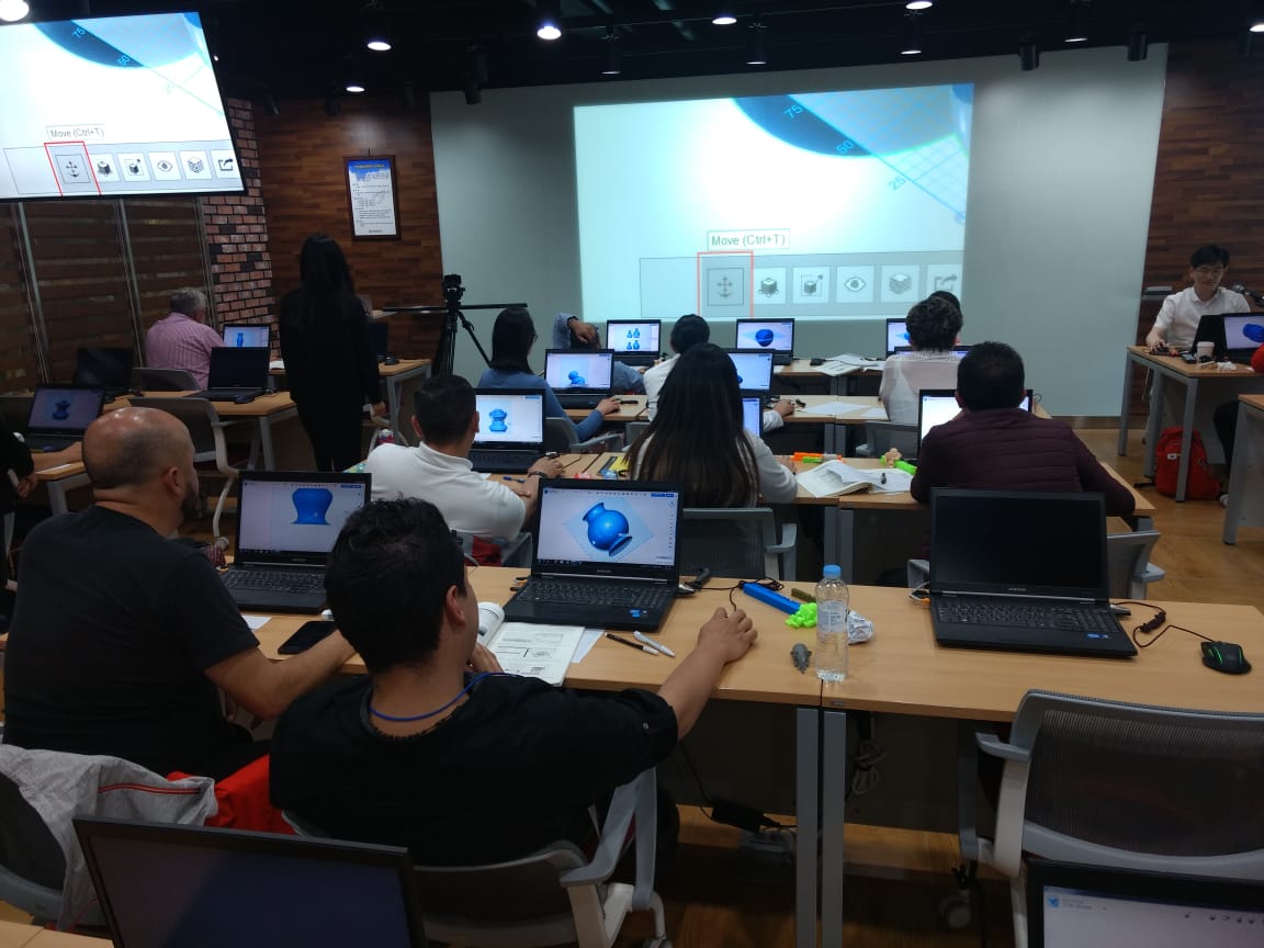 Grupo de docentes en auditorio Corea 2018