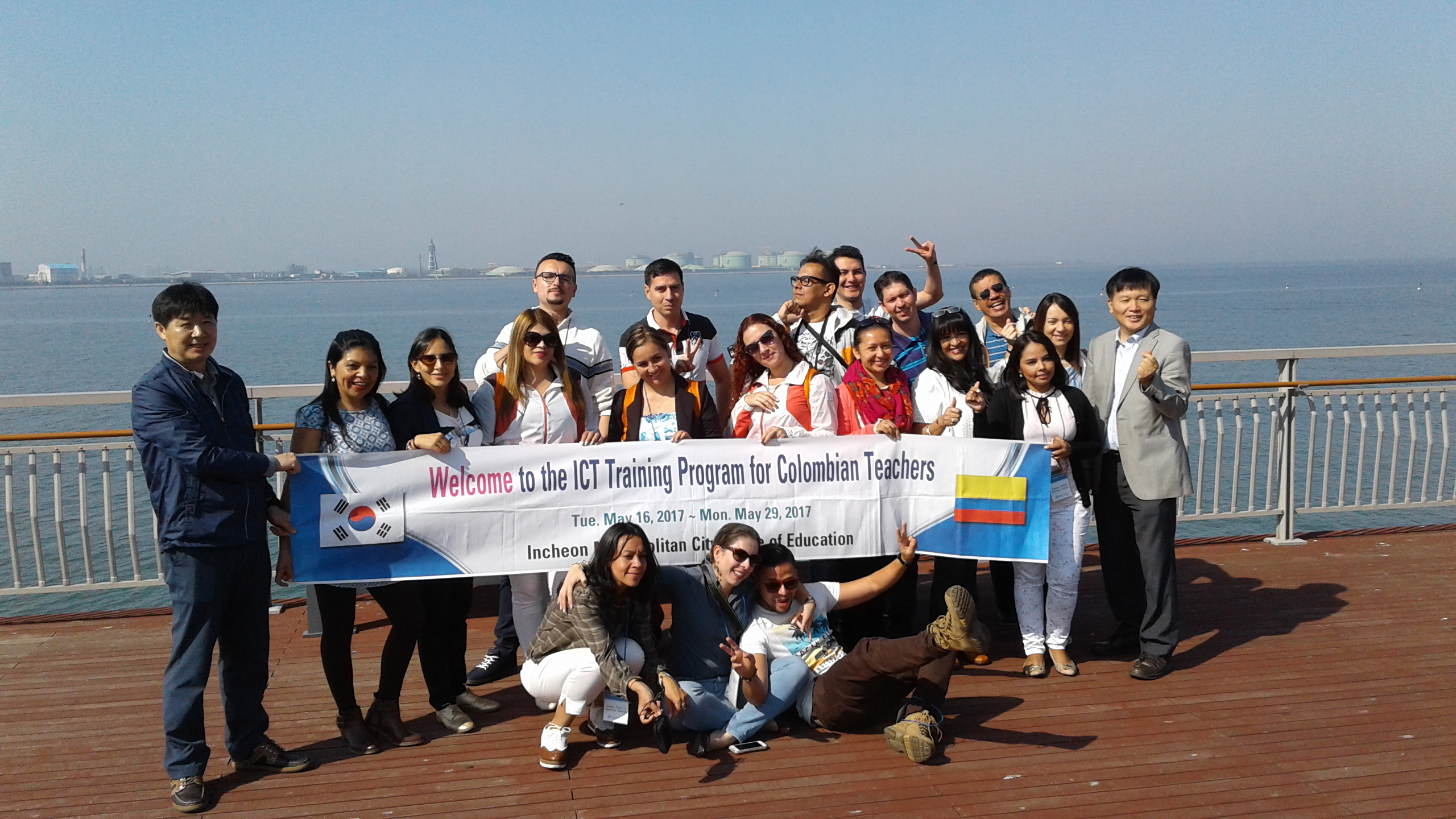 Grupo de docentes al lado del mar Corea 2017