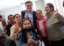 Ministro Alejandro Gaviria junto a varios padres de familia en la Institución Educativa Ciudadela El Recreo Sonia Osorio de Saint-Malo de Bogotá