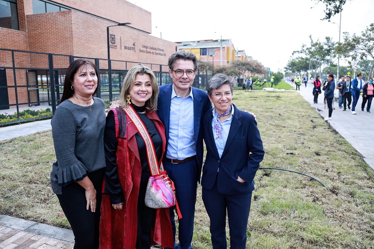 Ministro Alejandro Gaviria junto a la directora del FFIE, alcaldesa de Bogotá y la Secretaria de Educación en la Institución Educativa Ciudadela El Recreo Sonia Osorio de Saint-Malo de Bogotá