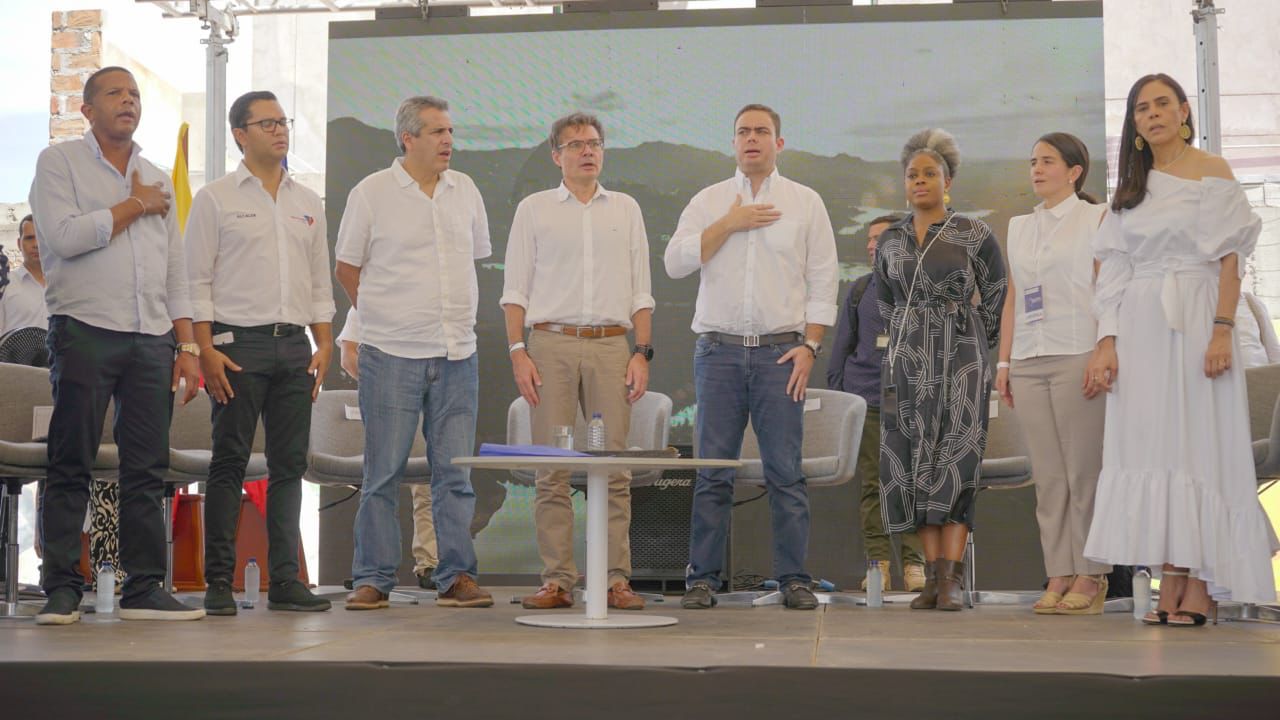 Panelistas en tarima - Cesar