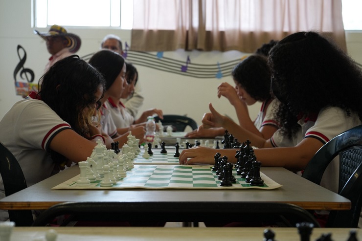 Estudiantes jugando ajedrez