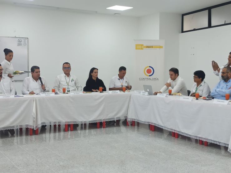 Imagen del contralor General de la República, el viceministro de Educación Superior encargado, el señor rector de la Amazonía y demás autoridades reunidos en una mesa