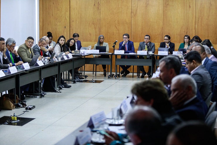 Ministro Alejandro Gaviria en reunión con representantes del SUE