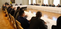 Presidente Gustavo Petro y Ministro de Educación Alejandro Gaviria en sala de reuniones con los rectores de universidades públicas