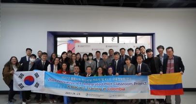 Imagen de los becarios y personas del Ministerio de Educación