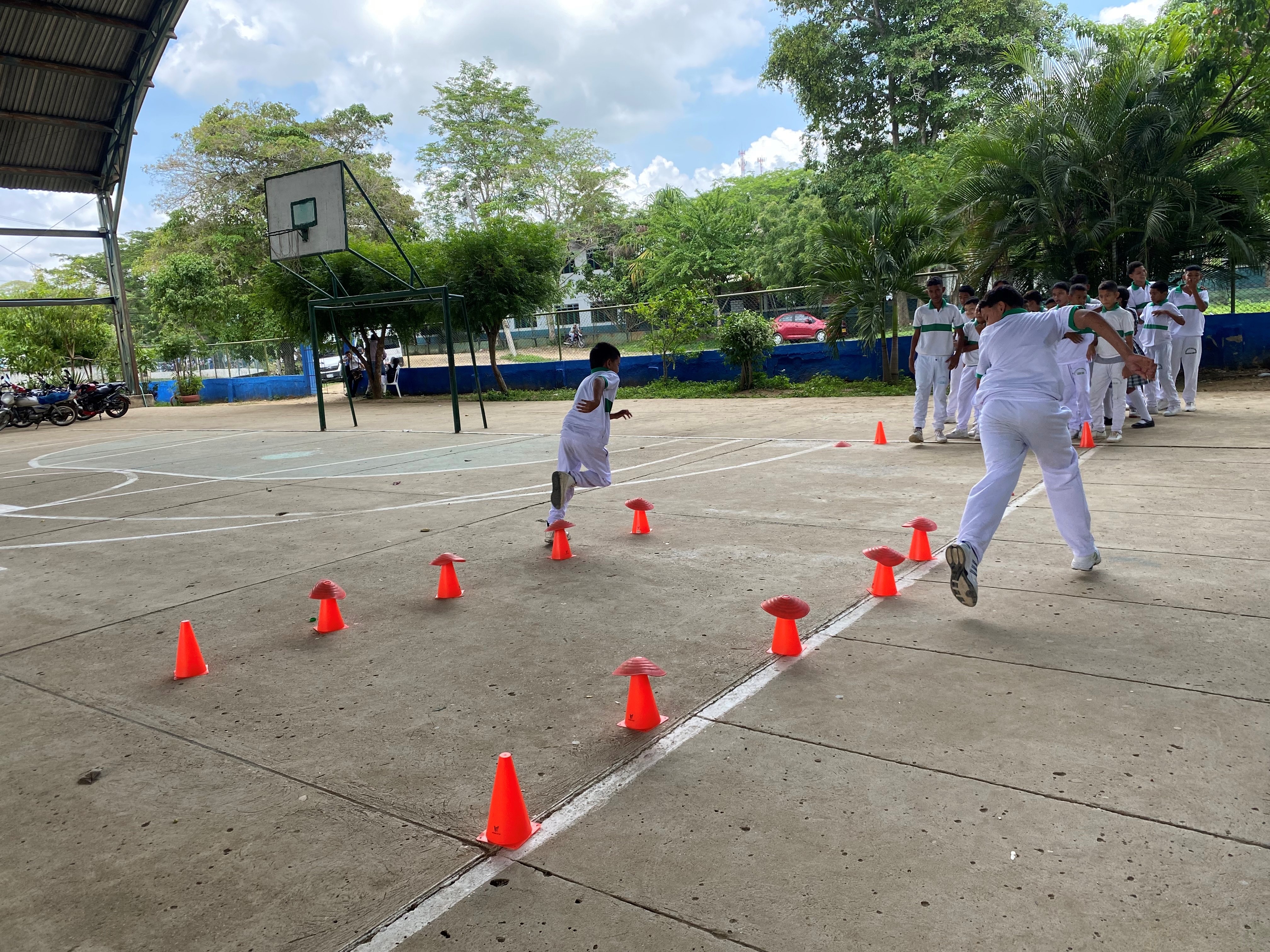 Estudiantes haciendo actividad física en el colegio