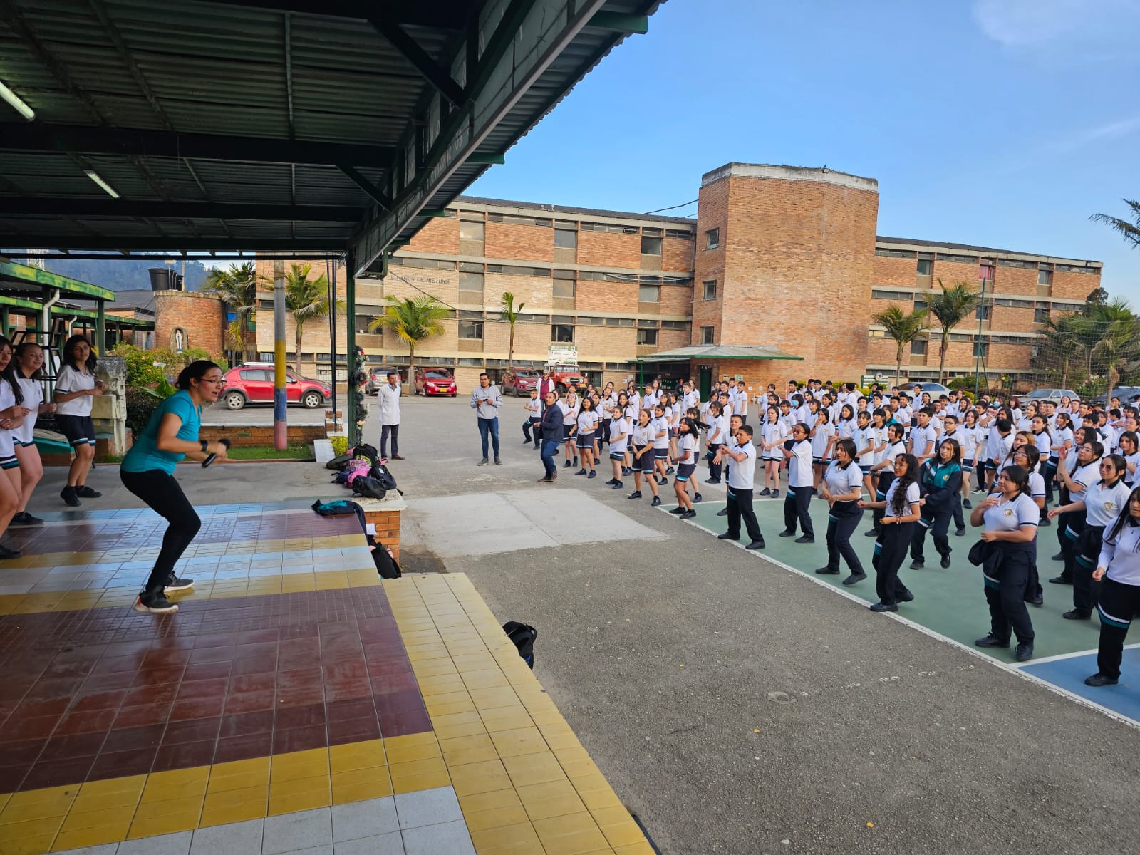 Estudiantes haciendo actividad física en el colegio