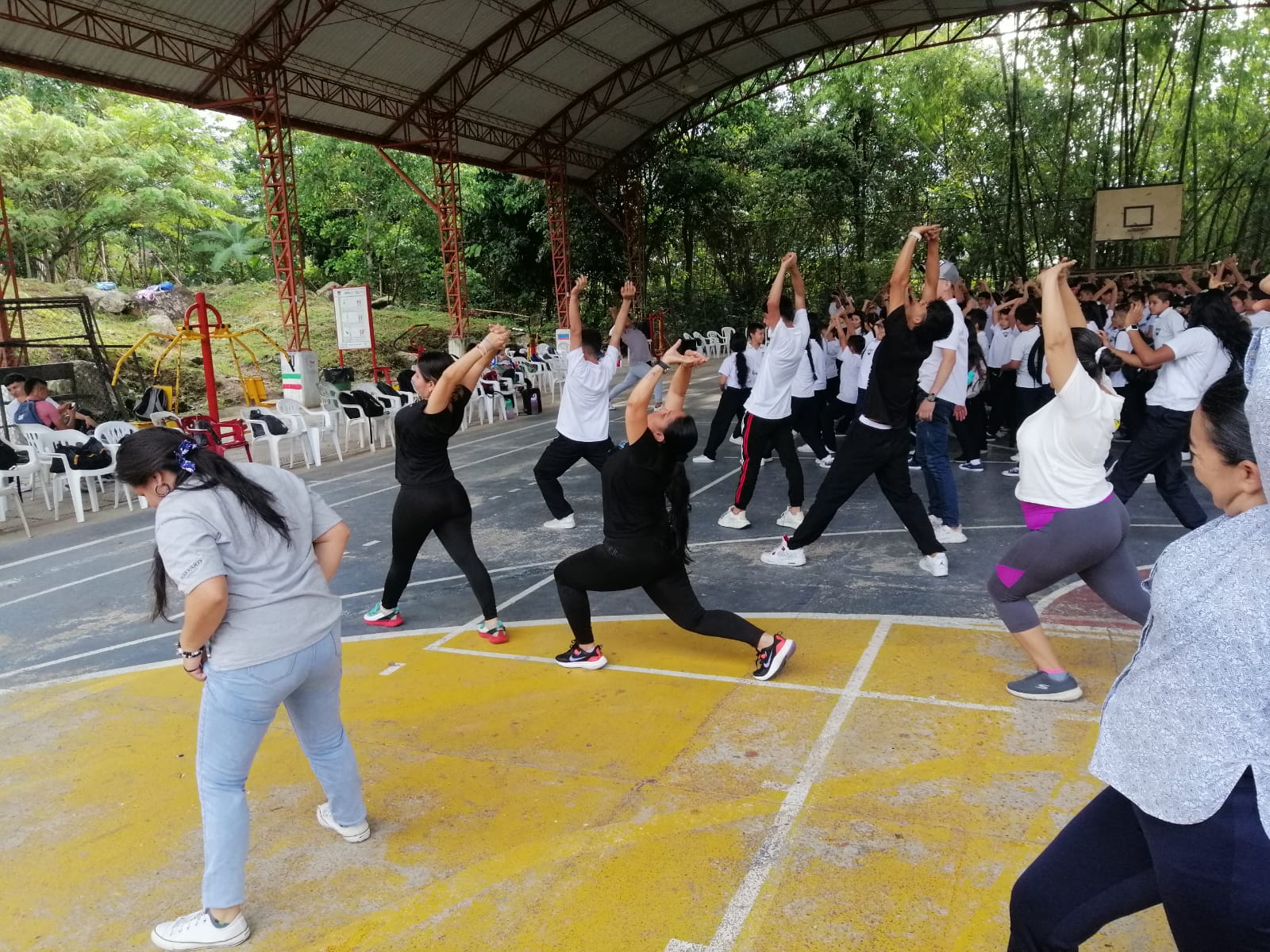 Estudiantes haciendo actividad física en el colegio